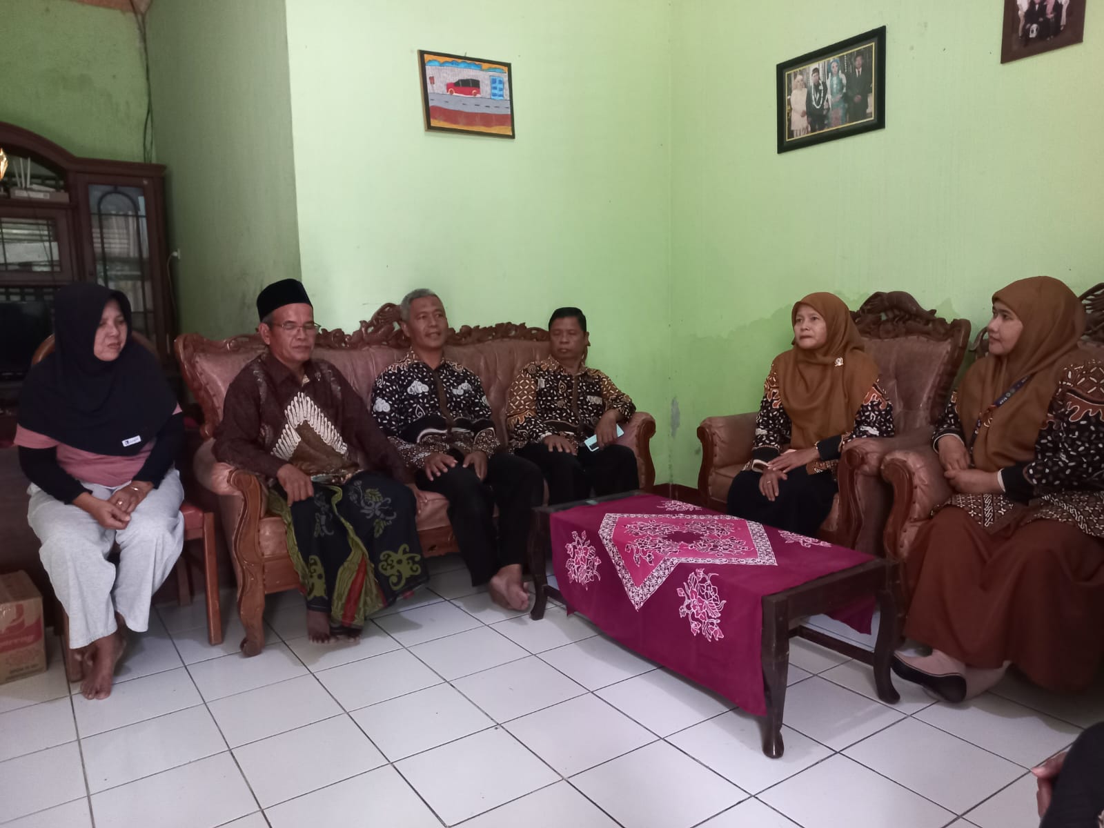 Semarak HAB, MTsN 9 Bantul Lakukan Anjangsana ke Rumah Mantan Kepala TU